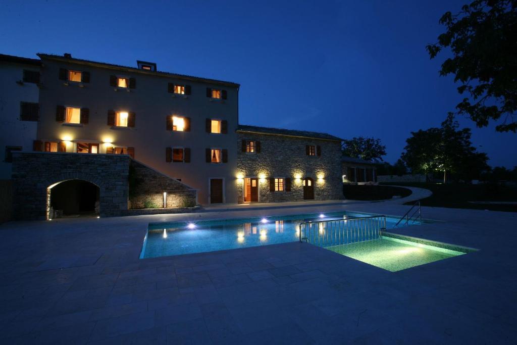 Villa Poropati, Groznjan, Istria - Luxury Countryside Estate For Up To 19 Persons - Large Pool Of 80M2 With Kids Section Номер фото