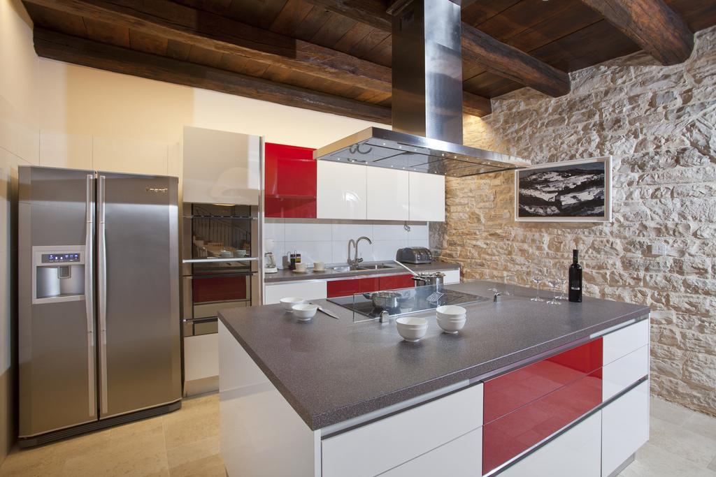 Villa Poropati, Groznjan, Istria - Luxury Countryside Estate For Up To 19 Persons - Large Pool Of 80M2 With Kids Section Экстерьер фото