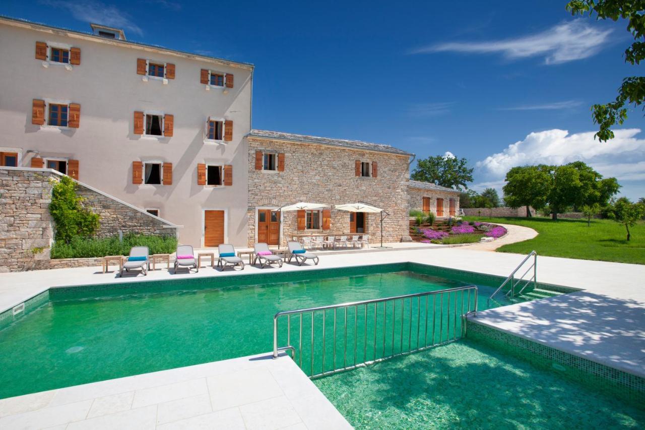 Villa Poropati, Groznjan, Istria - Luxury Countryside Estate For Up To 19 Persons - Large Pool Of 80M2 With Kids Section Экстерьер фото